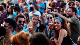 Asistentes al Festival Cruïlla, en el recinto del evento sin mascarilla / EFE