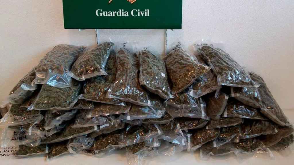 Los más de 27 kilos de marihuana incautados por la benemérita en La Jonquera (Girona) / GUARDIA CIVIL