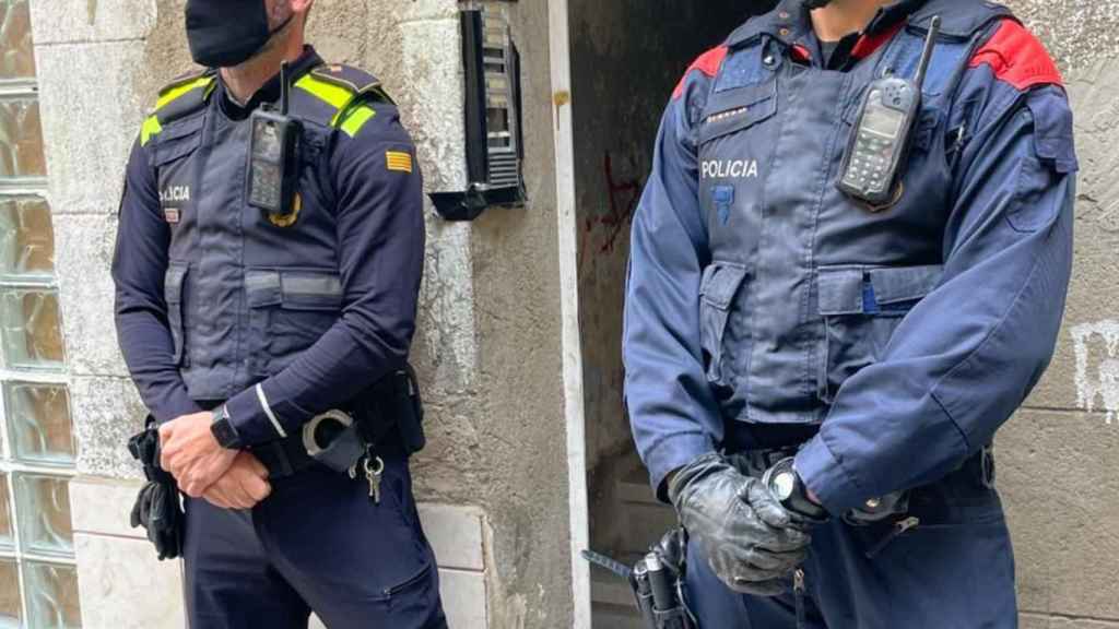 Agentes de la Urbana y los Mossos ante uno de los narcopisos desmantelados / URBANA