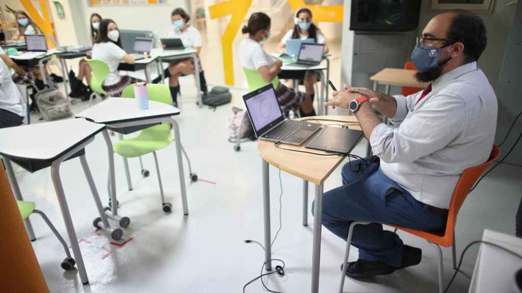 Un profesor y sus alumnos en el interior de un aula al inicio del presente curso escolar / EP