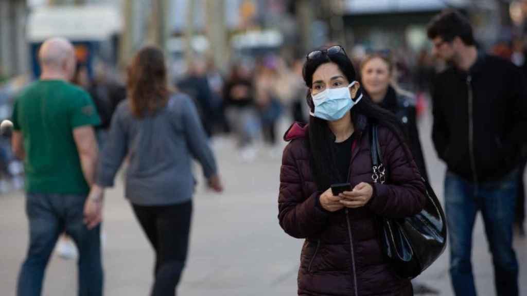 Una mujer con mascarilla camina por las Ramblas de Barcelona, en Cataluña / EP