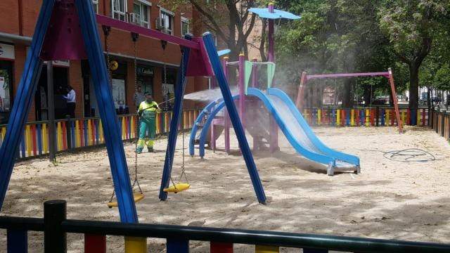Una operaria desinfecta uno de los parques infantiles / EP
