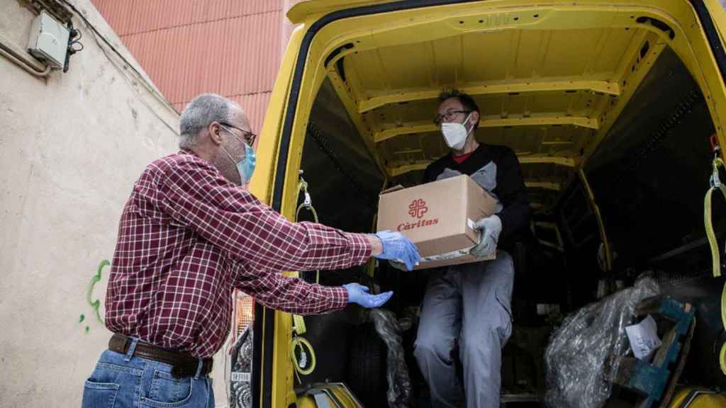 Reparto de alimentos de Cáritas para paliar la pandemia del hambre que se dispara en Barcelona / CÁRITAS