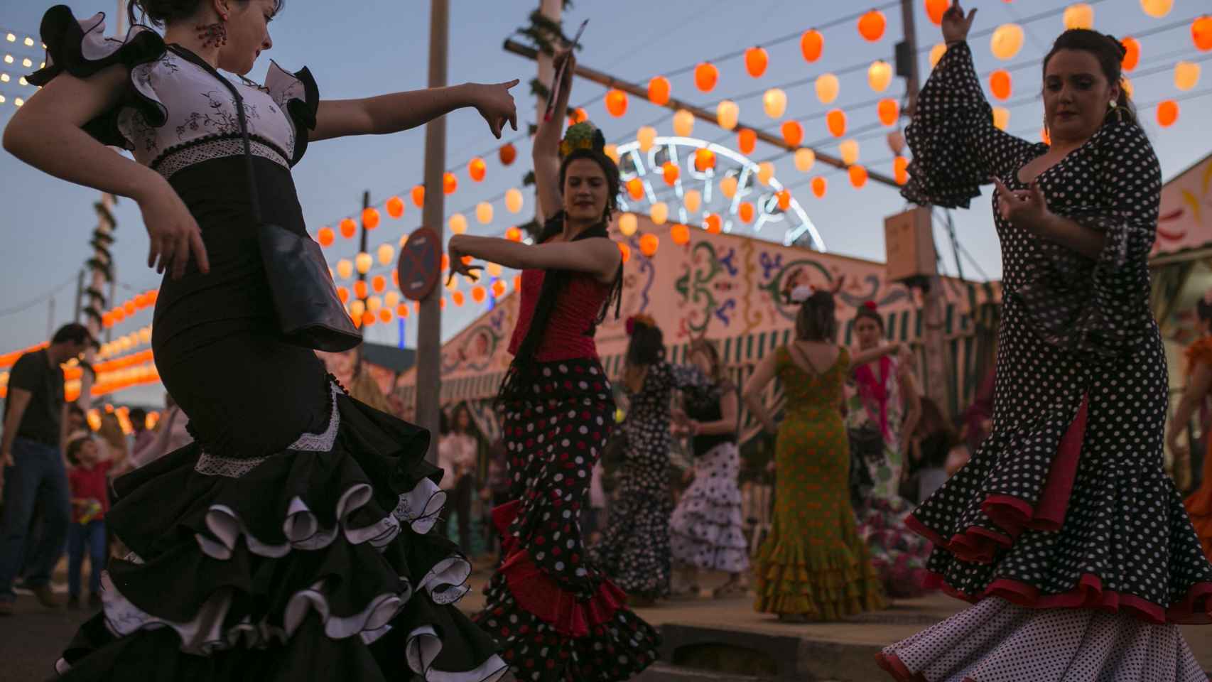 Mujeres bailando sevillanas en la Feria de Abril / EP