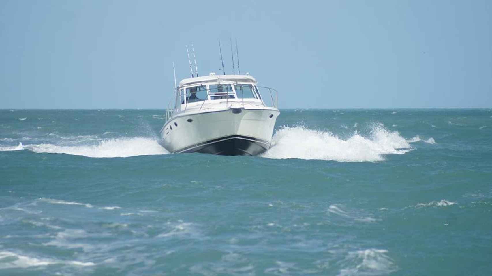 Una embarcación de recreo surca el mar