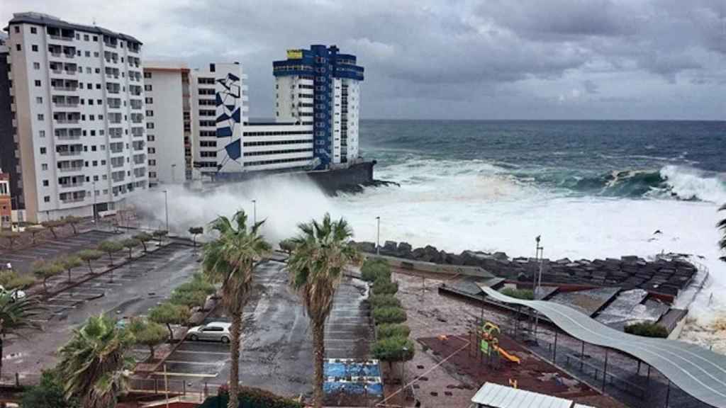 Olas de varios metros de altura impactan contra un edificio en Tenerife / EUROPA PRESS