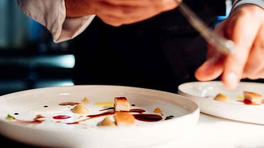 Elaboración de un plato en Osteria Francescana, el mejor restaurante del mundo