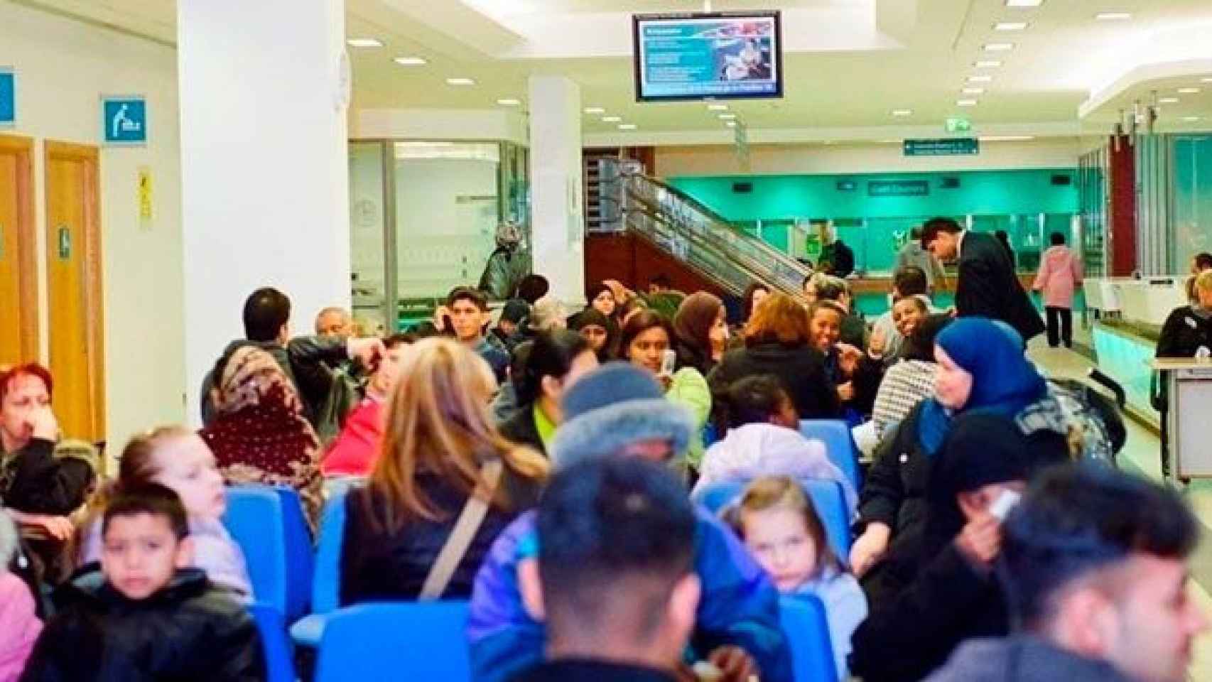 Imagen de un centro sanitario con pacientes esperando / EP