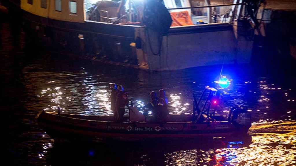 Efectivos de la Cruz Roja llegan al puerto de pescadores de Barcelona después de participar en las labores de rescate de los dos marineros que han desaparecido al hundirse el barco pesquero en el que viajaban tras colisionar con un mercante ruso a milla y