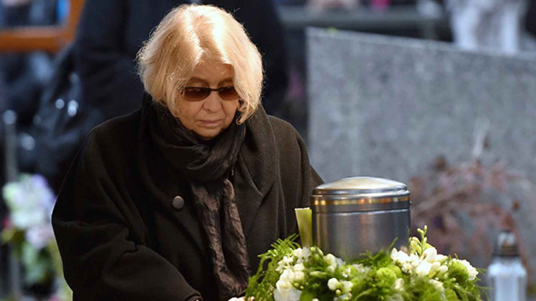 Krystyna Zachwatowicz-Wajda, viuda del célebre director de cine polaco Andrzej Wajda, se sitúa frente a la urna con las cenizas de su difunto marido durante su funeral en la Basílica de la Santa Trinidad, en Cracovia | EFE