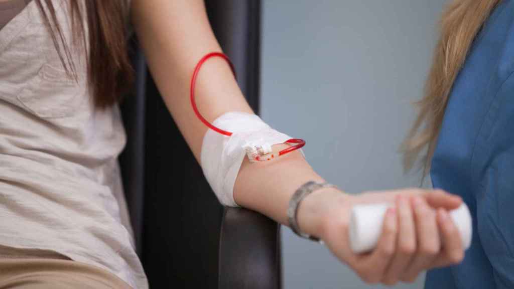 Una mujer dona sangre, en una imagen de archivo / EFE