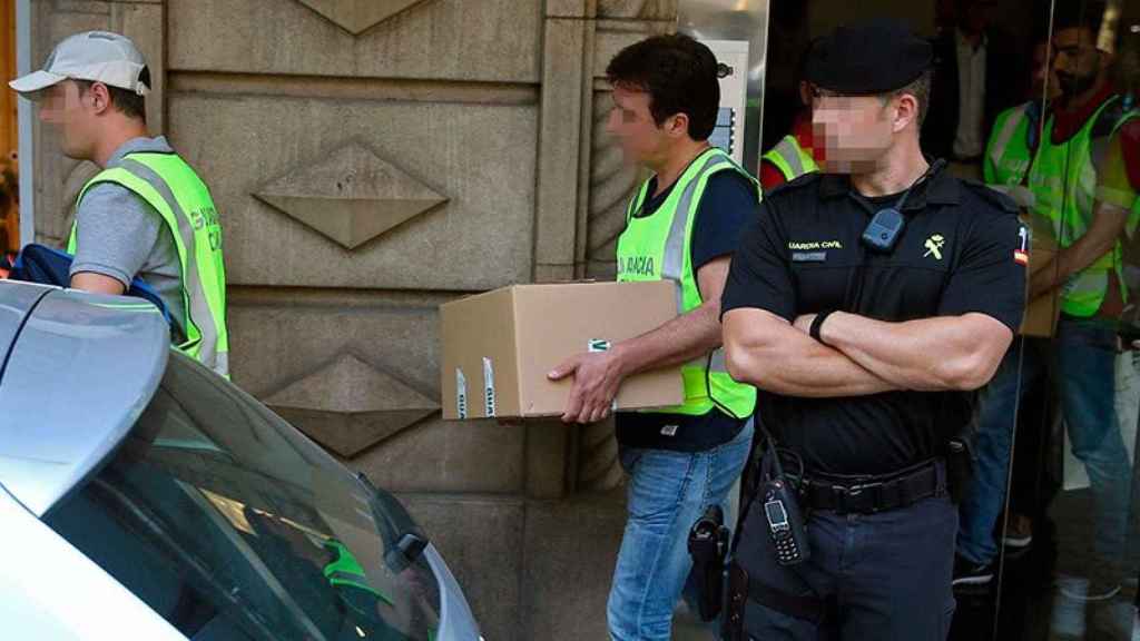 Agentes de la Guardia Civil abandonan la sede de Efial en Barcelona, este martes, tras realizar un registro en el marco de la 'operación Térmyca'.