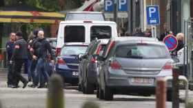 La policía bloquea el acceso a la avenida de Caserne en Etterbeek durante la reconstrucción del atentado de Maelbeek en Bruselas.