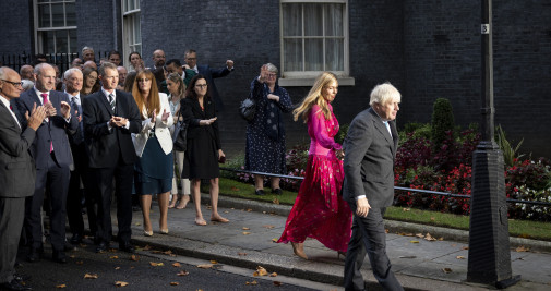 El primer ministro británico saliente, Boris Johnson (d), y su esposa, Carrie Johnson (2 d), abandonan Downing Street tras un discurso de despedida en Londres / EFE