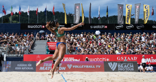 La brasileña Barbara Seixas de Freitas, en acción durante los cuartos de final frente a Alemania en el Mundial de voley-playa ProTour Elite 16 en Gstaad, Suiza / EFE - PETER SCHNEIDER