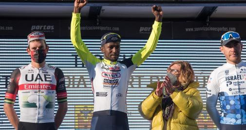 El ciclista Biniam Girmay celebra su victoria en el podio / Efe