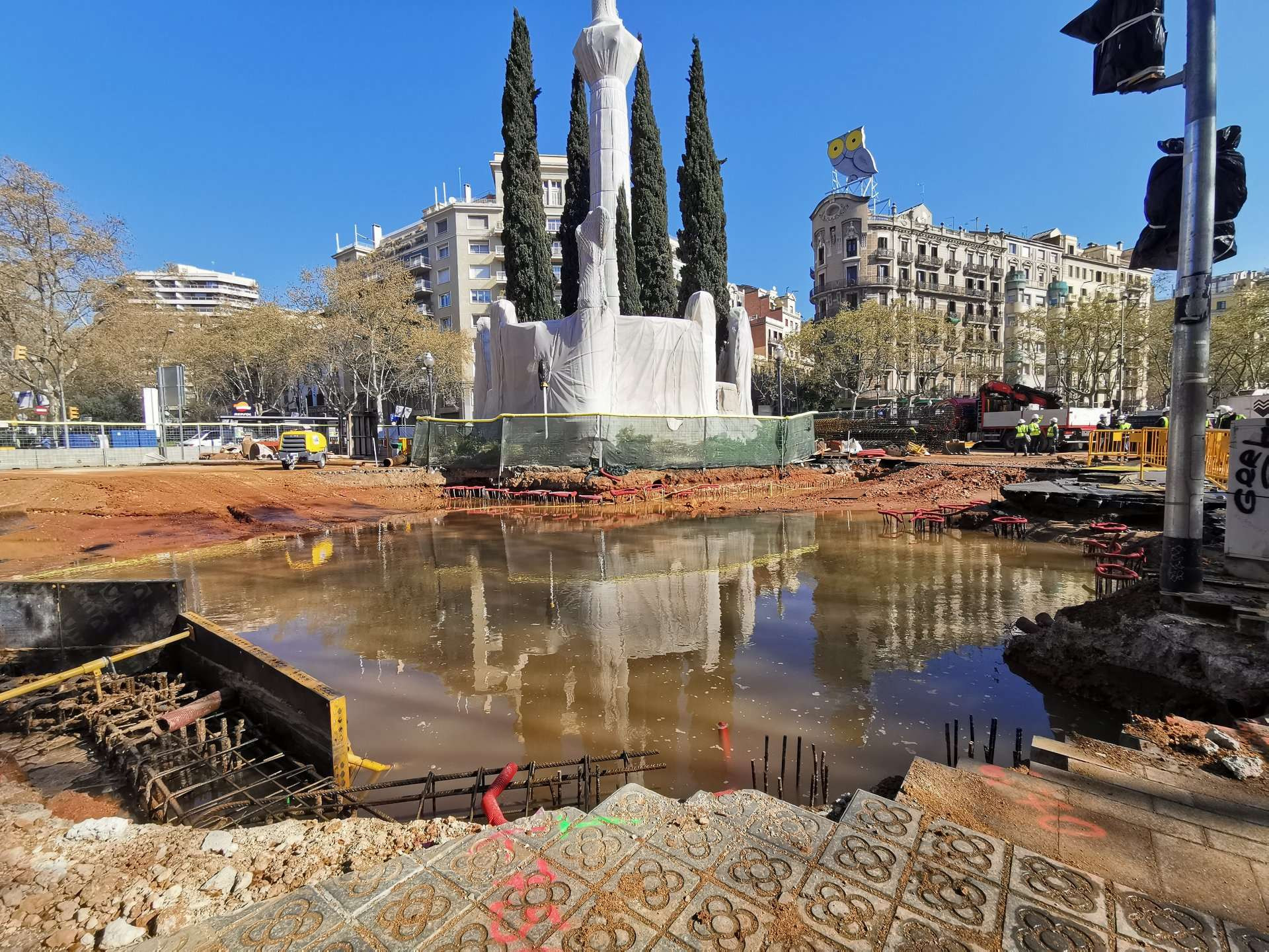 Fuga de agua en la Diagonal de Barcelona / LENA PRIETO