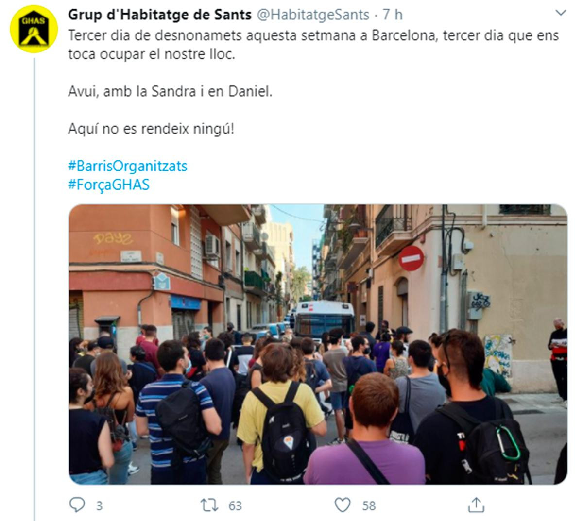 El Grup d'Habitatge de Sants ha informado de la actuación policial / TWITTER