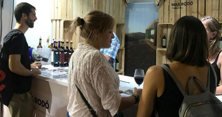 Dos asistentes intercambian pareceres tras probar un vino / CG