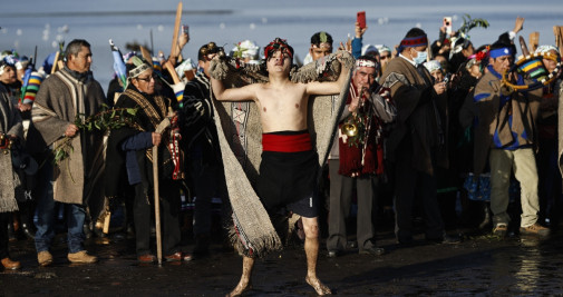 Las mujeres mapuches tejen el arcoíris más largo del mundo / EFE