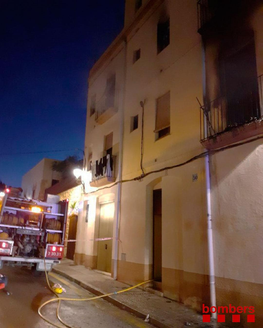 La vivienda afectada por el incendio en Tortosa, con humo saliendo por la ventana / BOMBERS