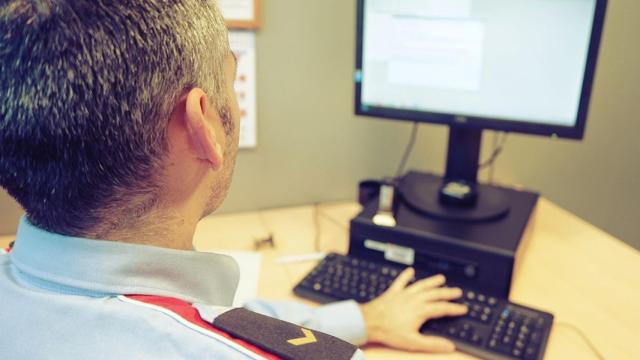 Un agente de los Mossos d'Esquadra trabaja frente a un ordenador / MOSSOS