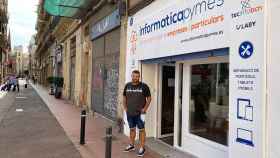 Iván Madrid, fundador de Tecinfo, frente a la nueva sede de la compañía en el barrio del Poblenou (Barcelona) / CG