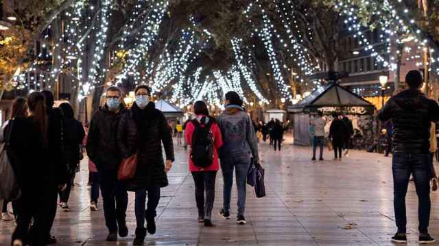 Varias personas pasean por la Rambla, uno de los ejes de comercio local que forma parte de Barcelona Oberta / AYUNTAMIENTO DE BARCELONA