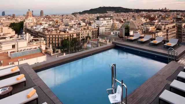 La azotea de uno de los hoteles de Barcelona, con la ciudad de fondo