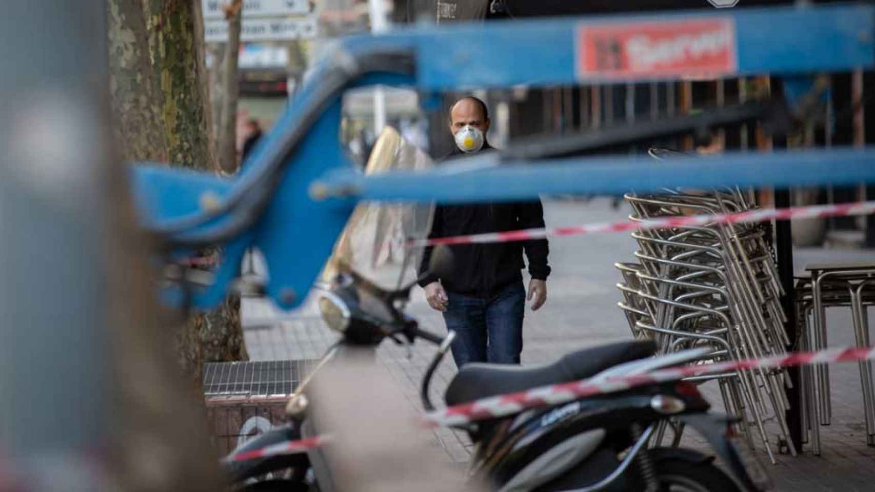 Un hombre con mascarilla en la calle en Barcelona / EUROPA PRESS