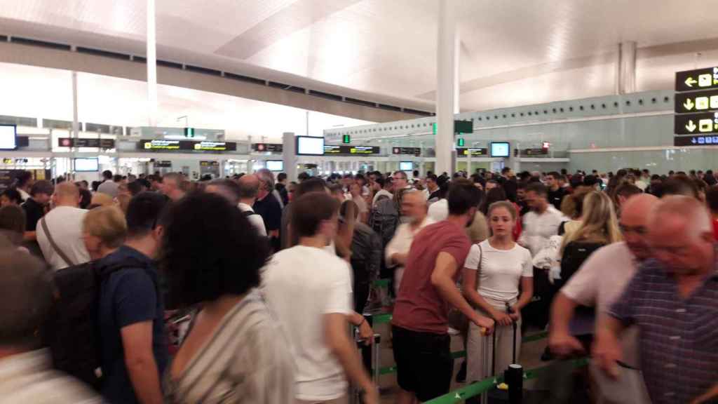 Colas en la T1 del aeropuerto de El Prat este jueves / CG