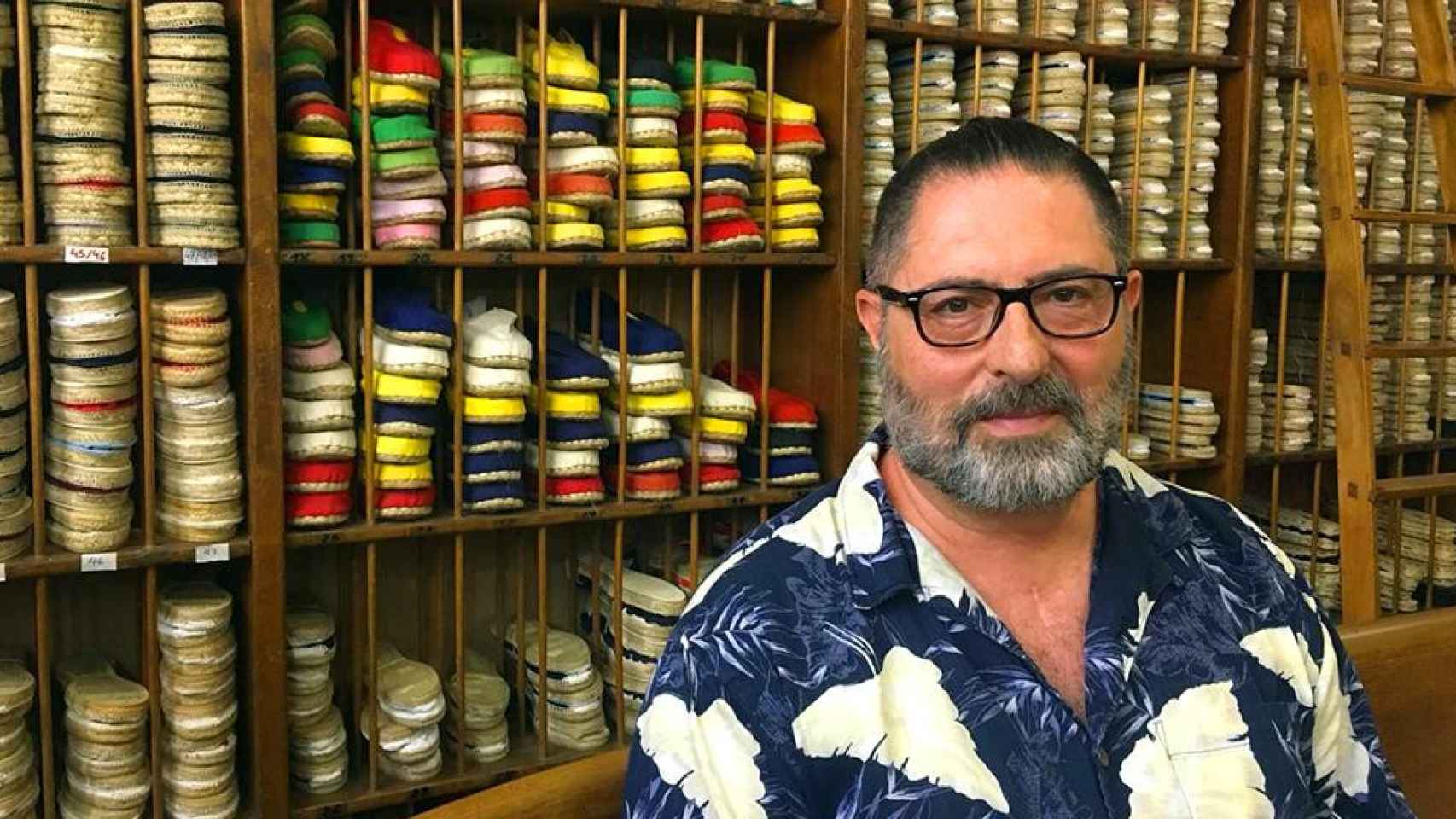 El propietario de La Manual Alpargatera, Joan Carles Tasies, en la tienda de la calle Avinyó de Barcelona / CG