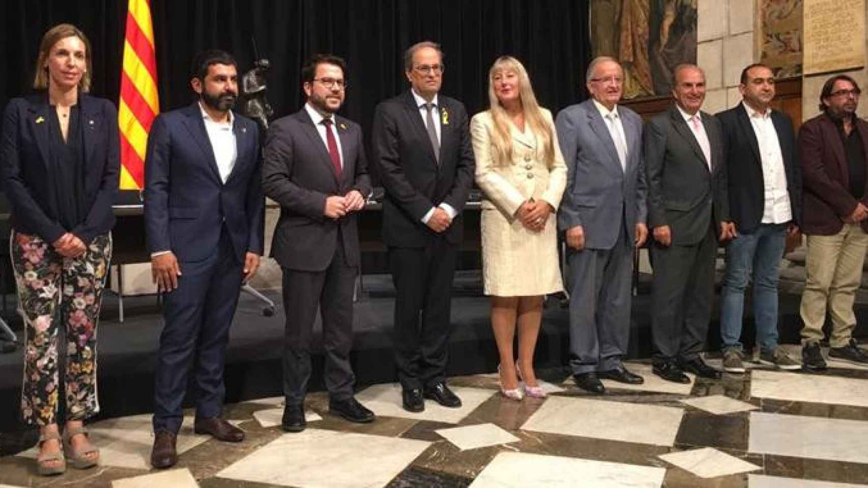 El presidente de la Generalitat, Quim Torra (c), junto a sus consejeros y a los líderes patronales y sindicales catalanes en la firma del Acuerdo Interprofesional de Cataluña (AIC) / GENCAT