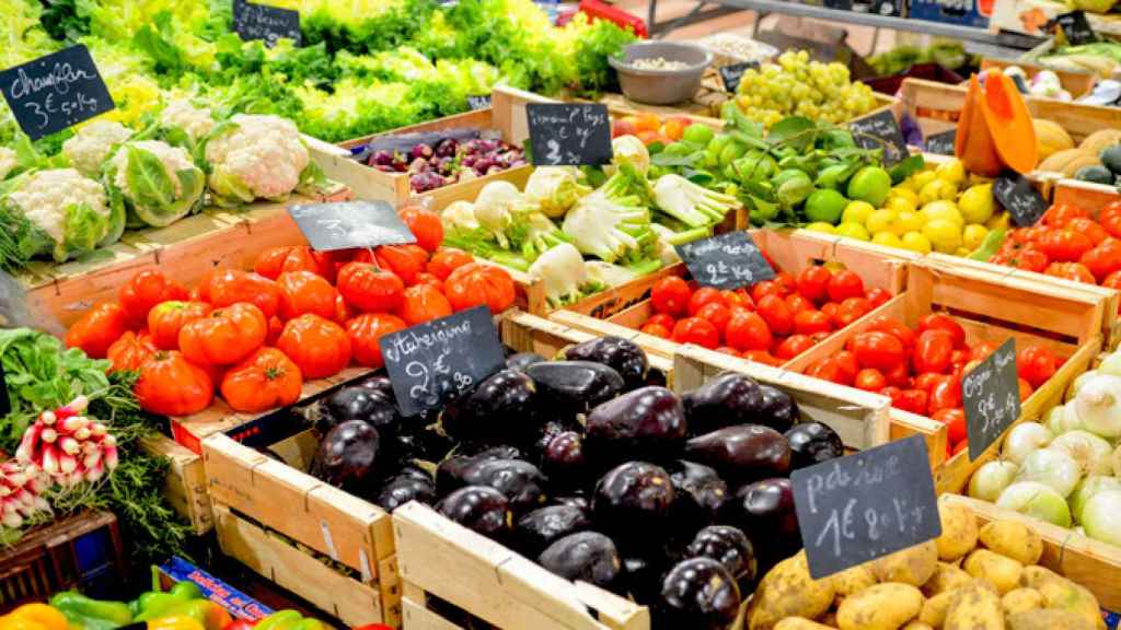 Imagen de la sección de verduras de un supermercado