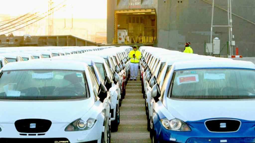 Coches de la marca Seat con destino a China, en el Puerto de Barcelona / EFE