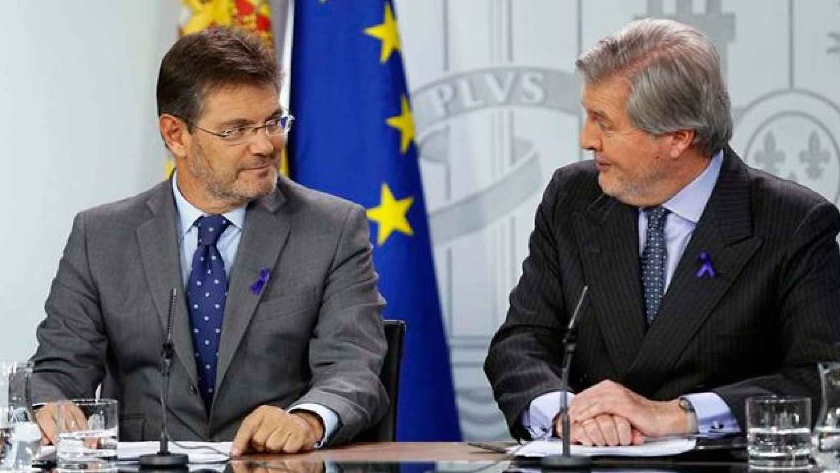 El portavoz del Gobierno, Íñigo Méndez de Vigo (d), y el ministro de Justicia, Rafael Catalá, en la rueda de prensa posterior al Consejo de Ministros en la que han anunciado la nueva adjudicación del 'macro contrato' de viajes del Estaado / EFE