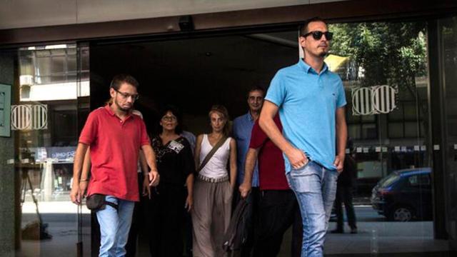 Miembros del comité de huelga de Eulen abandonan las dependencias del Departamento de Trabajo de la Generalitat antes de la reunión de esta tarde de Aena, Generalitat y la empresa / EFE