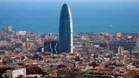 La Torre Agbar de Barcelona, en la imagen, espera la licencia municipal para convertirse en hotel.