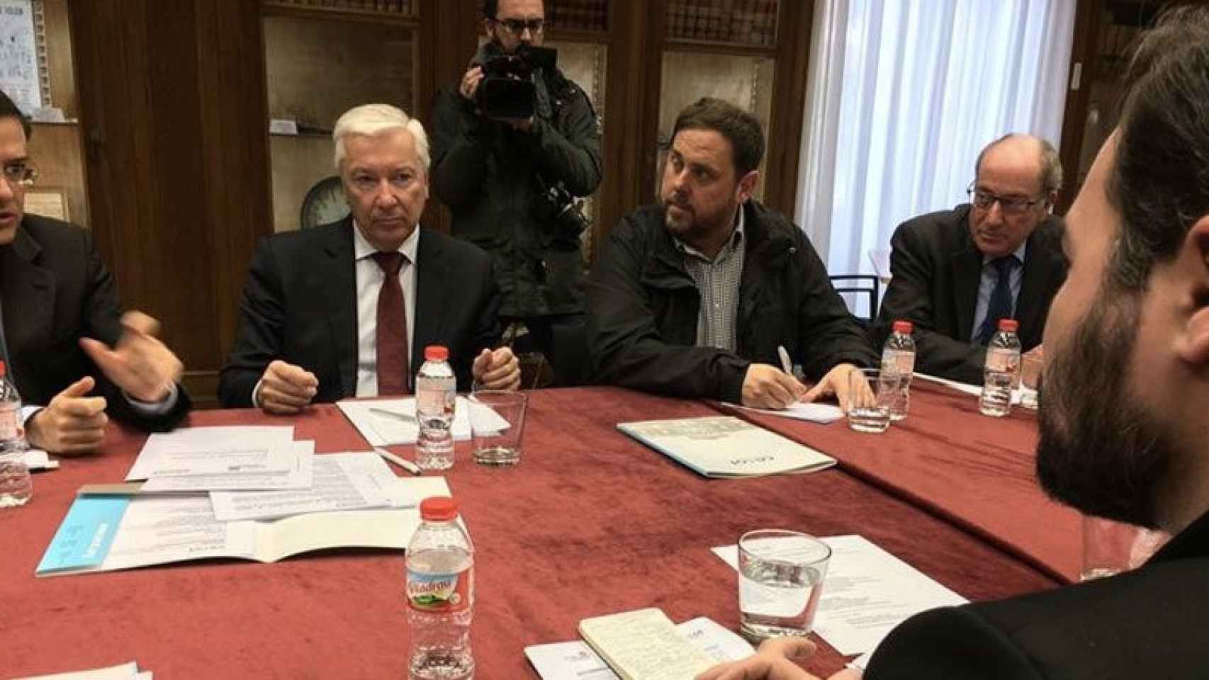 Antoni Abad, presidente de Cecot (centro), junto al líder de ERC, Oriol Junqueras (derecha), y el candidato Gabriel Rufián (perfil).