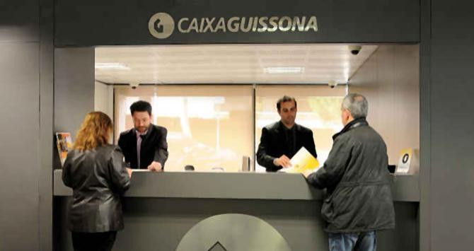 Clientes en el mostrador de una oficina Caixa Guissona