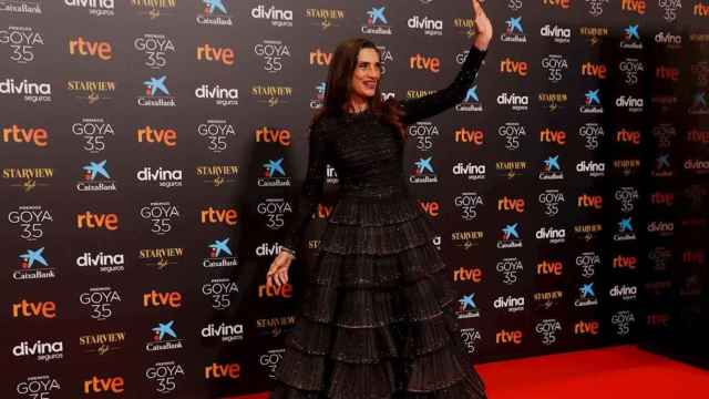 Ángela Molina apuesta por un vestido de Armani en la alfombra roja de los Goya /EFE