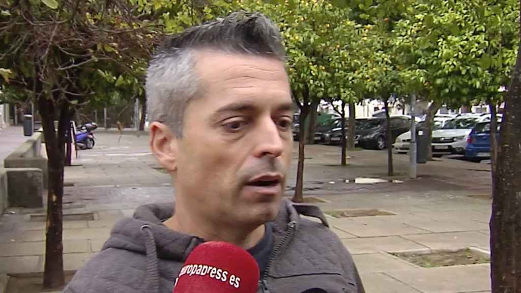 Un padre, denunciando ante los medios la agresión sufrida por su hija / EUROPA PRESS