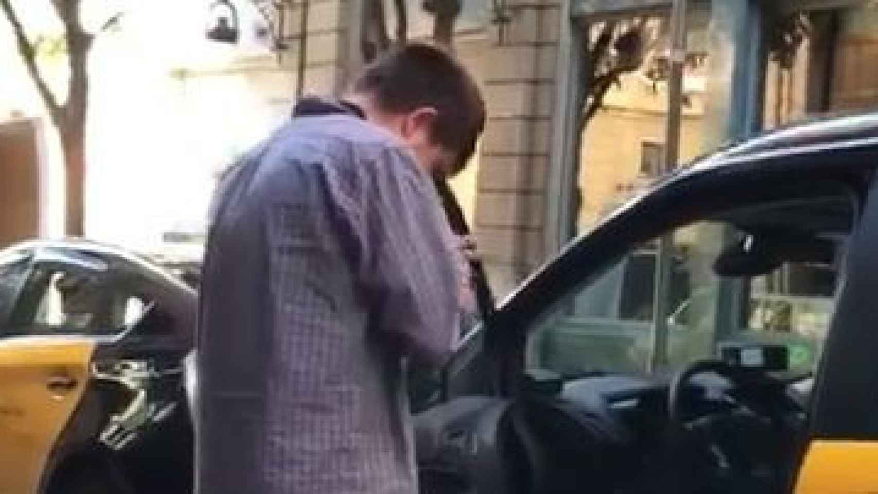 El conductor del taxi, en una parada en el Raval / CG