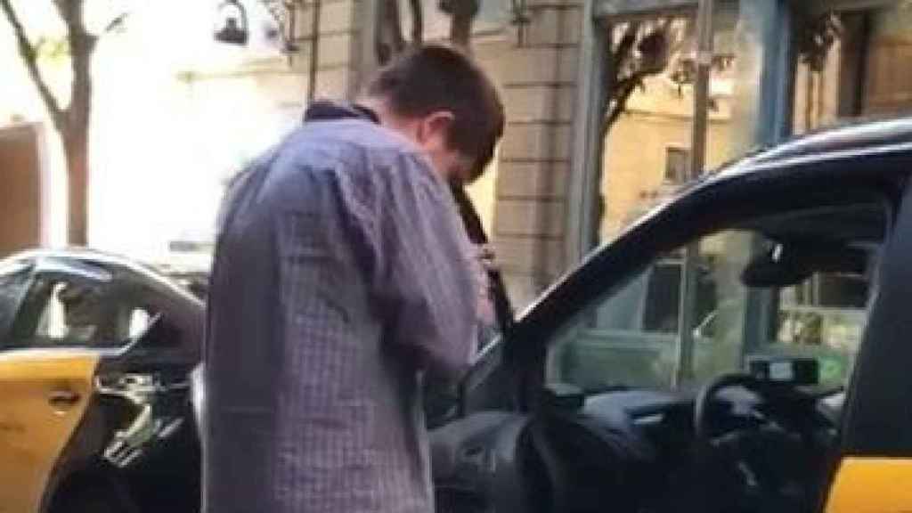 El conductor del taxi, en una parada en el Raval / CG