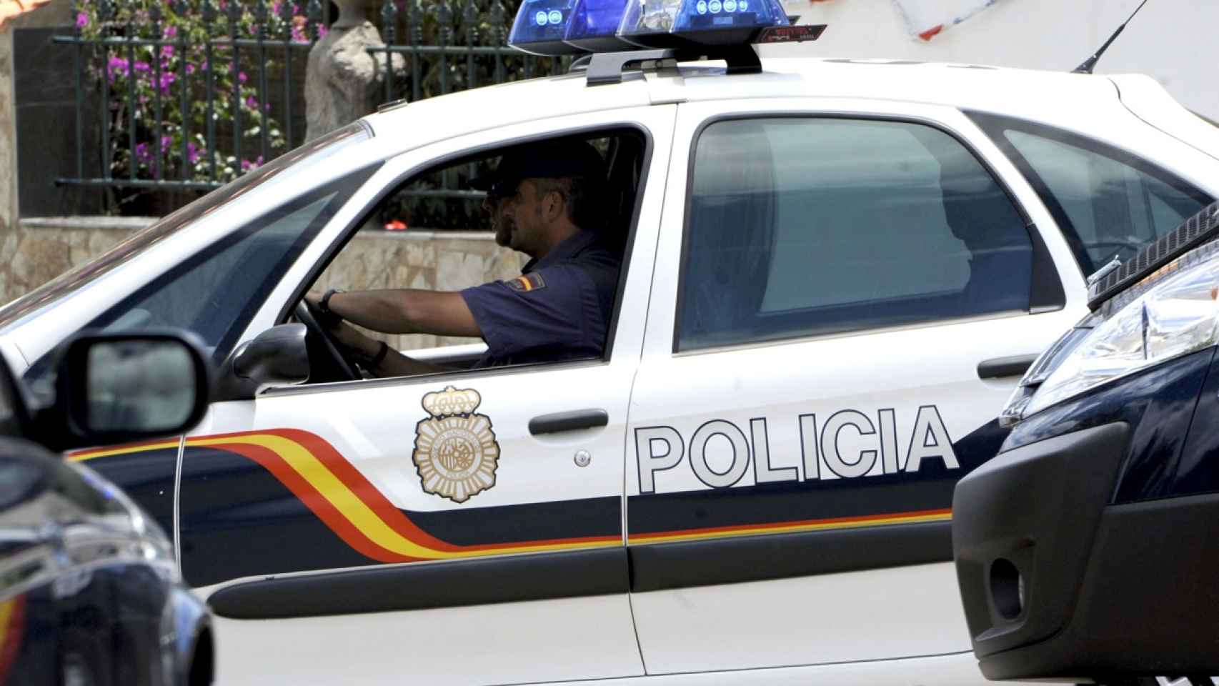 Vehículo de la Policía Nacional, cuerpo que se ha hecho cargo del caso del hombre que ha matado a su padre por lástima en Móstoles