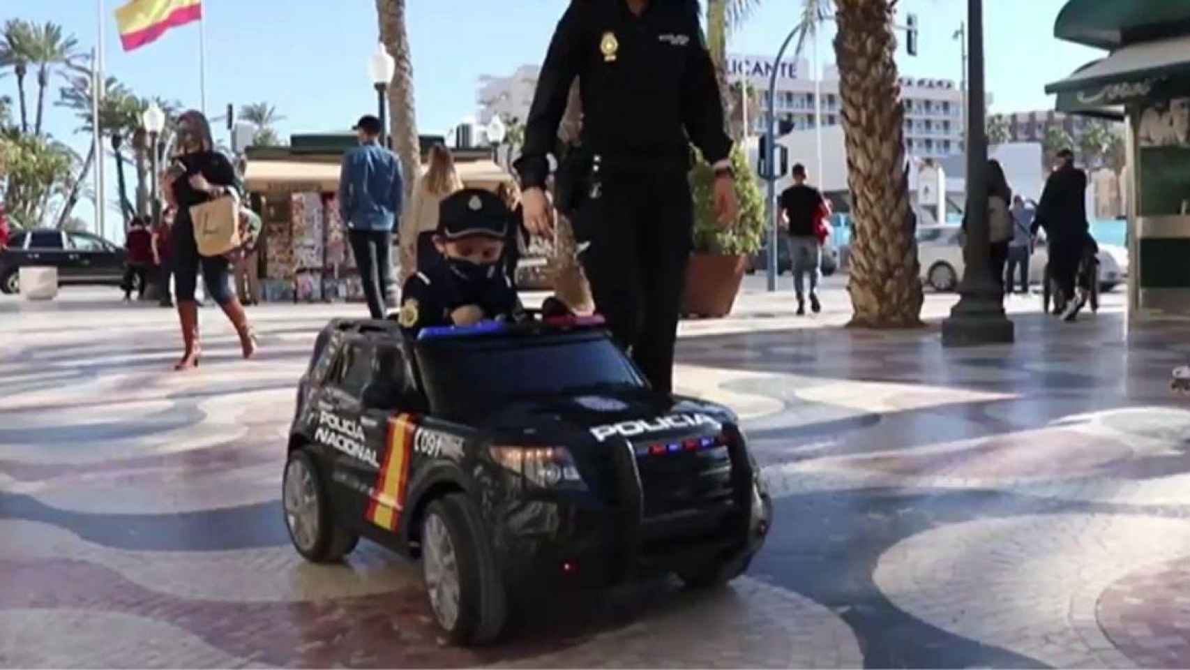 Lucas, el pequeño agente de Policía Nacional a punto de superar la leucemia / REDES