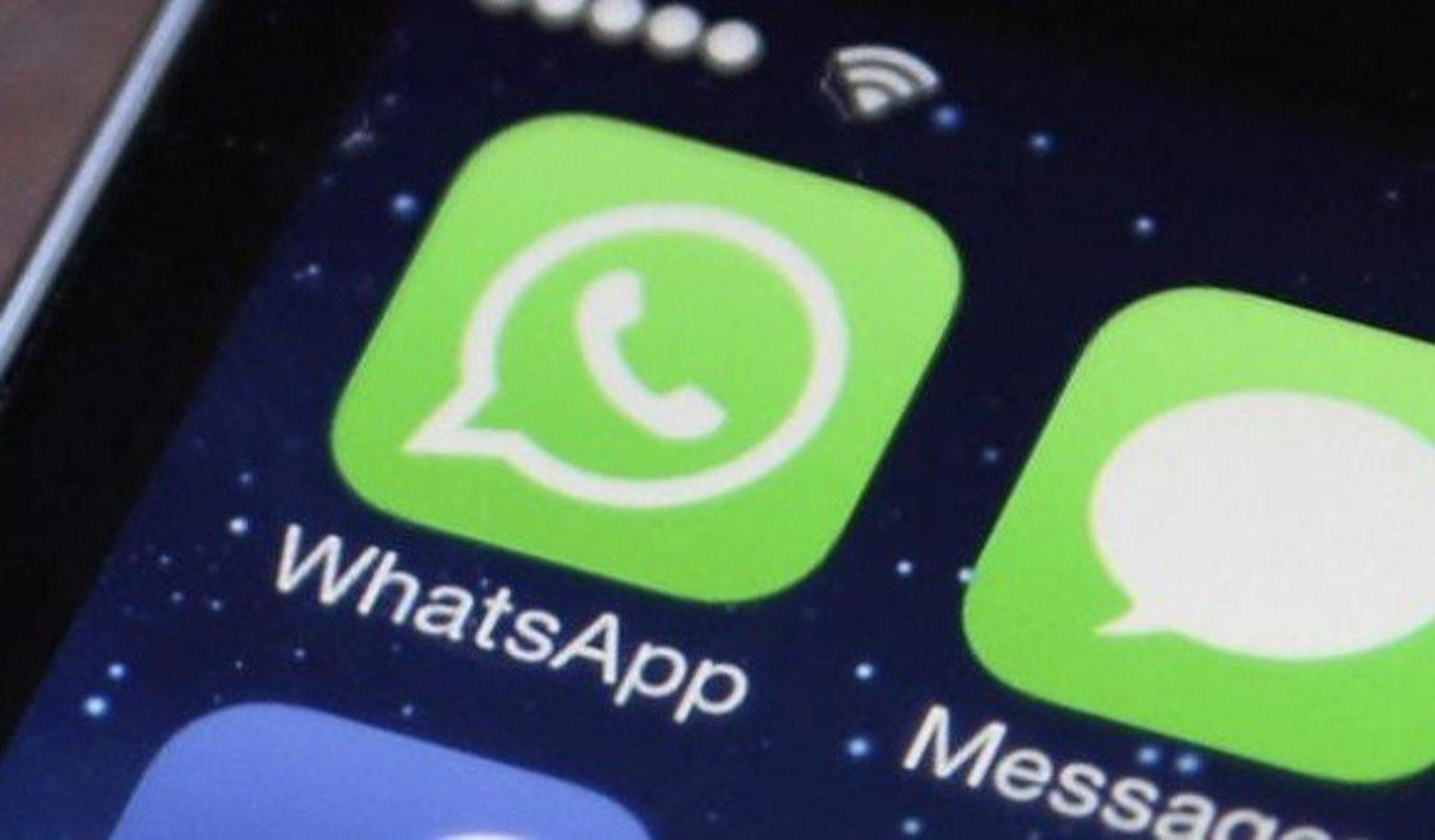 Acceso a la aplicación de WhatsApp en un móvil / EFE