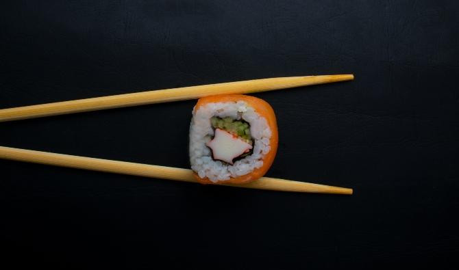 Pieza de sushi, elaborado con el mismo arroz de un onigiri / Mahmoud Fawzy en UNSPLASH