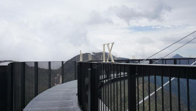 Imagen de las horas solares del mirador / ESTACIÓN DE ESQUÍ ORDINO ARCALÍS