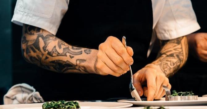 Chef de un restaurante como los que se encuentran en Velada / Sebastian Coman en UNSPLASH